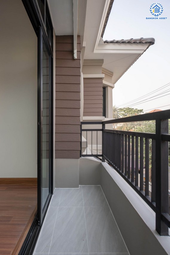 บ้านมือสองตกแต่งใหม่ โครงการ ชวนชื่น ปิ่นเกล้า บนเนื้อที่ 76.9 ตร.ว. พื้นที่ใช้สอยมากถึง 212.5 ตร.ม. ฟังก์ชันจัดเต็ม 3 ห้องนอน 3 ห้องน้ำ จอดรถได้ถึง 2 คัน พร้อมทั้งเปลี่ยนระบบสุขาภิบาลให้ใหม่ พร้อมเข้าอยู่ทันที บนทำเลศักยภาพ เชื่อมต่อหลายเส้นทาง ใกล้จุดขึ้นทางด่วน "ศรีรัช" และรถไฟฟ้าสายสีแดง "สถานีตลิ่งชัน"